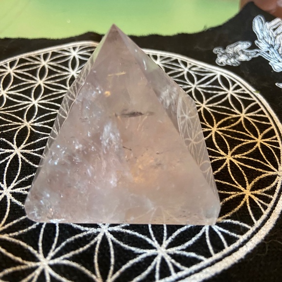 Lavender amethyst crystal pyramid - Picture 2 of 4